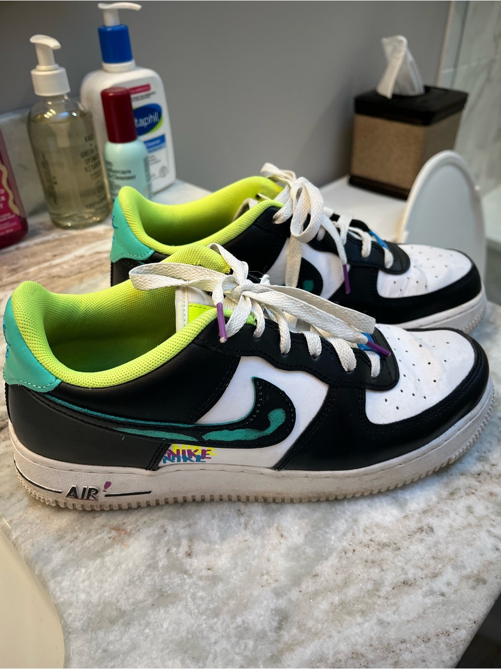 Nike Low-Top Sneaker — Black, White & Neon Green